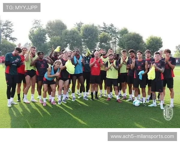 AC米兰主帅亲指挥：球员进行高强度传球接应循环训练